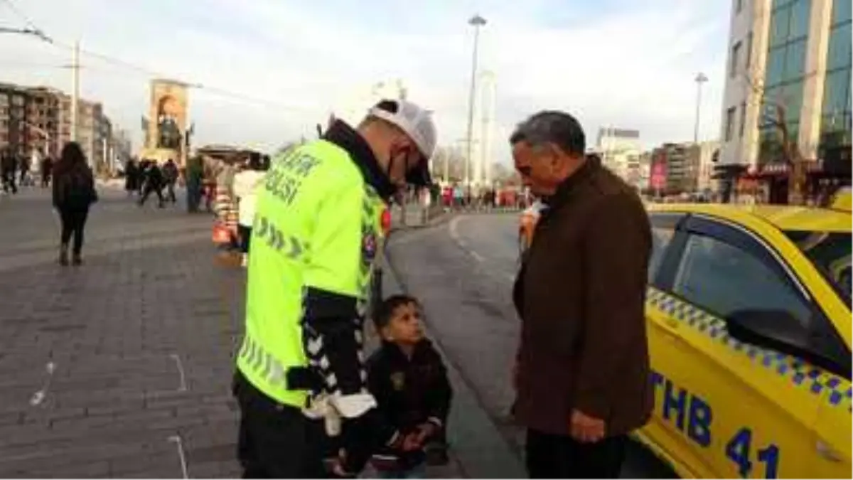 Taksim\'de kaybolan çocuğa polis sahip çıktı