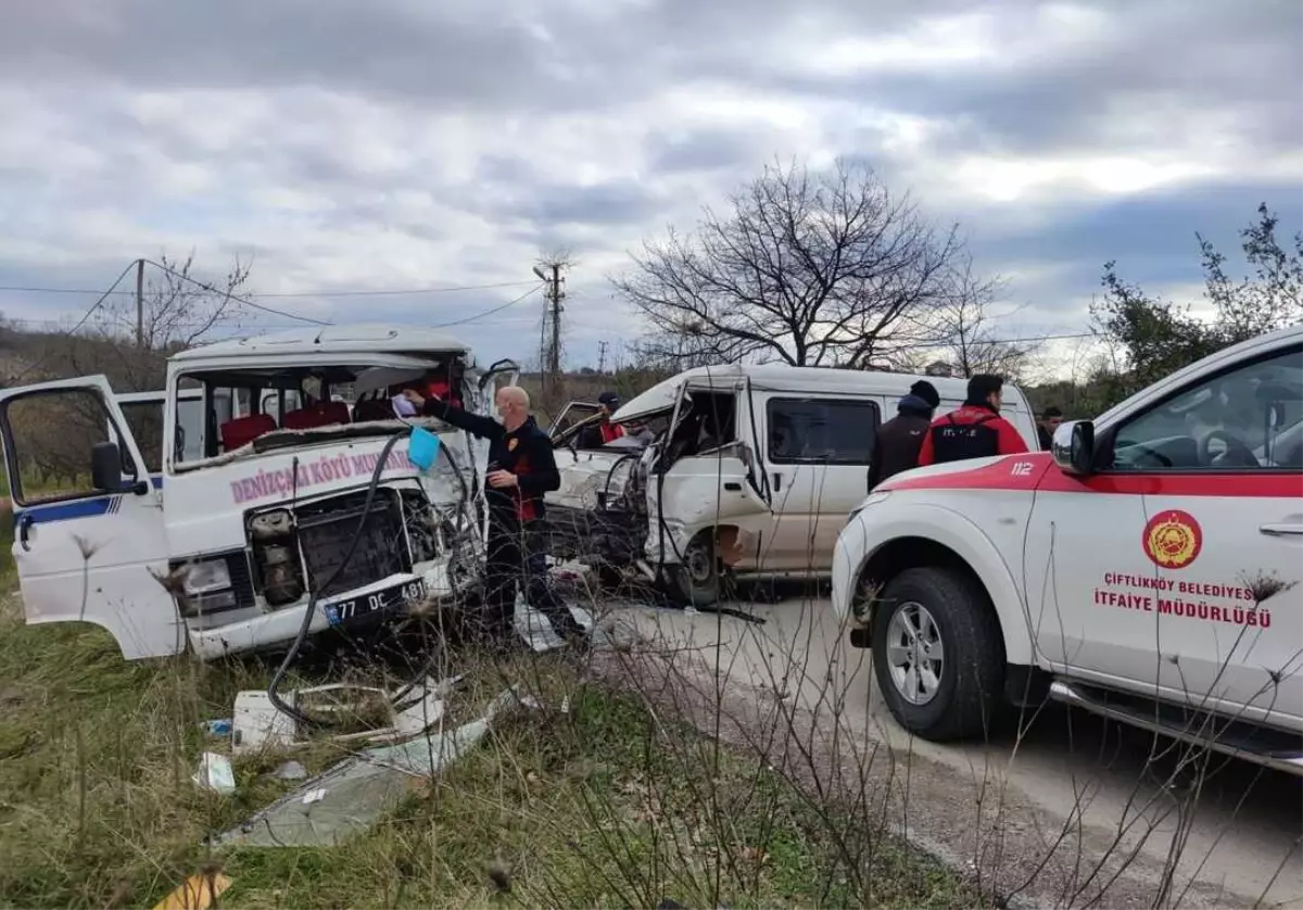 Yalova'da panelvanla minibüs çarpıştı, 5 kişi yaralandı
