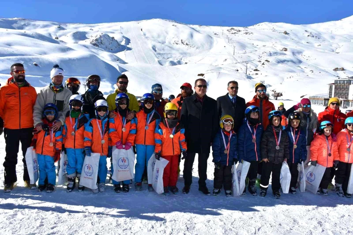 Hakkari ve Van Alp Disiplini Kayak İl Birinciliği Yarışması, Hakkari\'de yapıldı