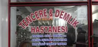 Açtığı 'Demlik ve Tencere Hastanesi'nde demlik ve tencereleri tamir ediyor