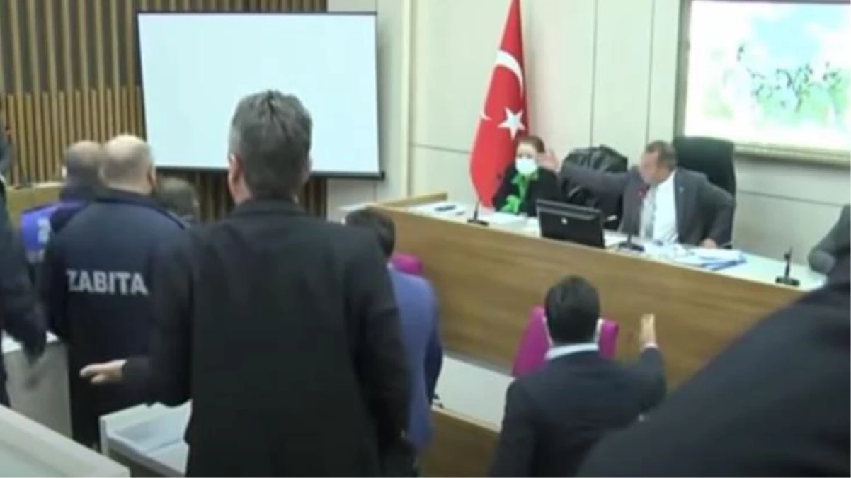 AK Partili üyenin kendisine "geri zekalı" demesine sinirlenen Tanju Özcan adeta çıldırdı