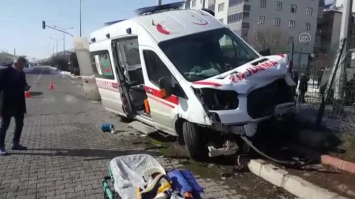 Ambulans ile otomobilin çarpıştığı kazada 5 kişi yaralandı