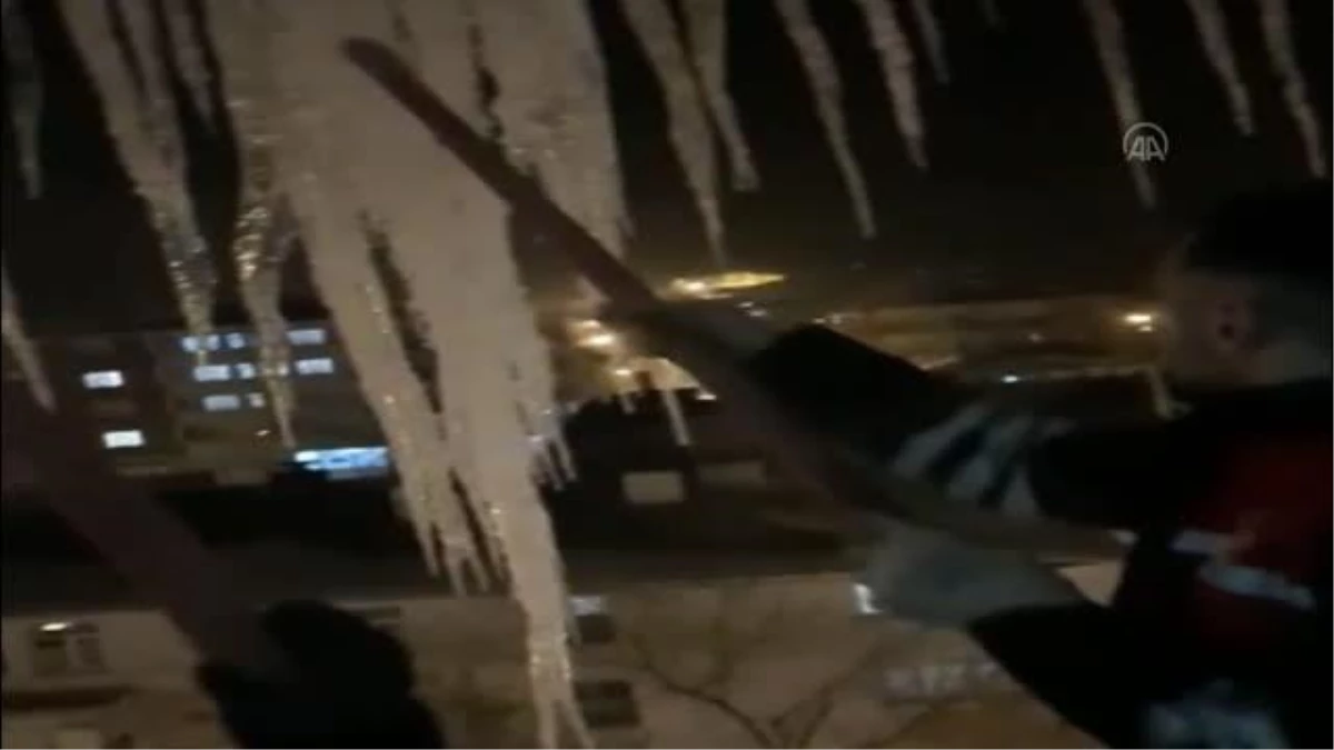 Belediye ekipleri çatılarda oluşan buz sarkıtlarını kırdı
