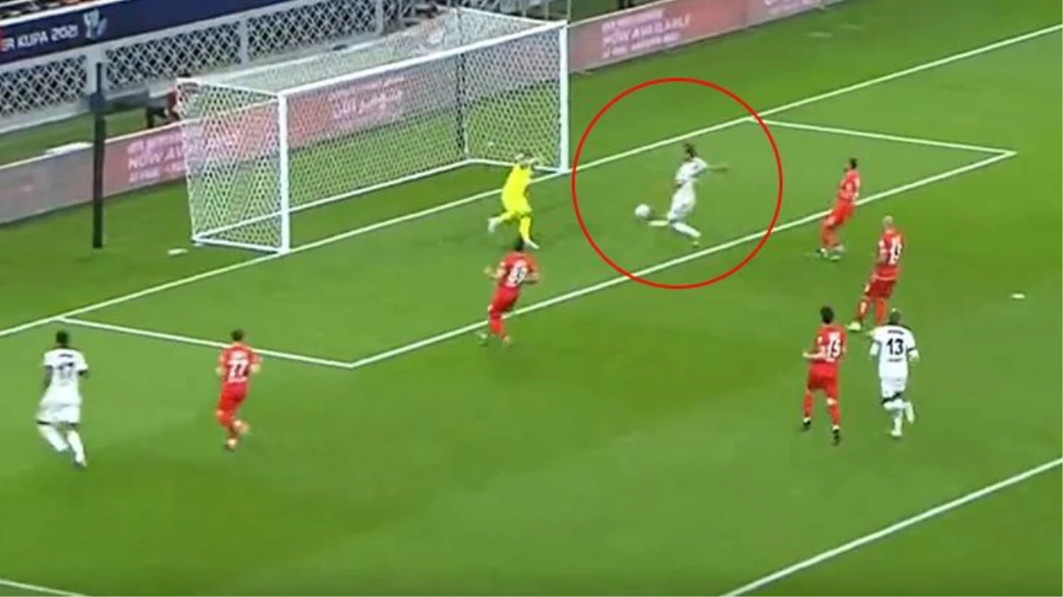Bu gol nasıl kaçtı! Kenan Karaman, Beşiktaş taraftarını deliye döndürdü
