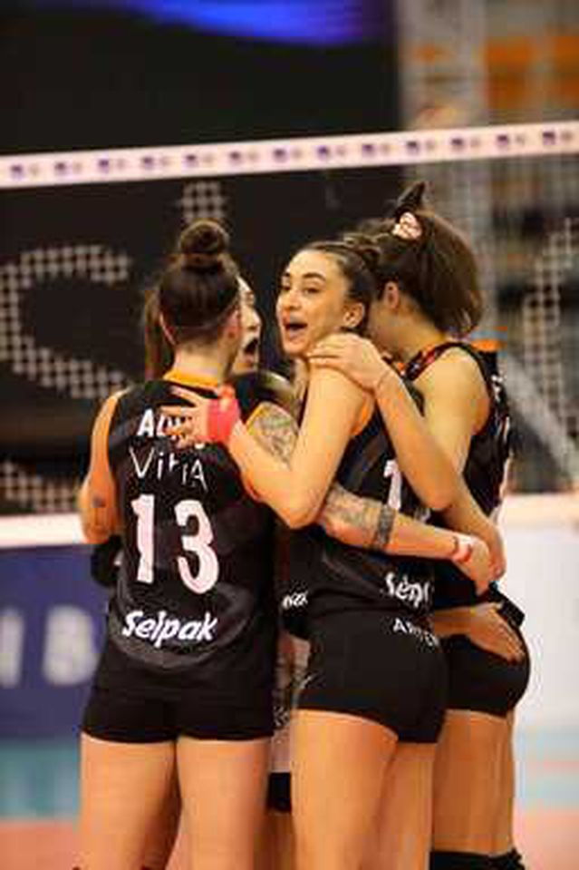 Eczacıbaşı Dynavit Kupa Voley'de yarı finalde