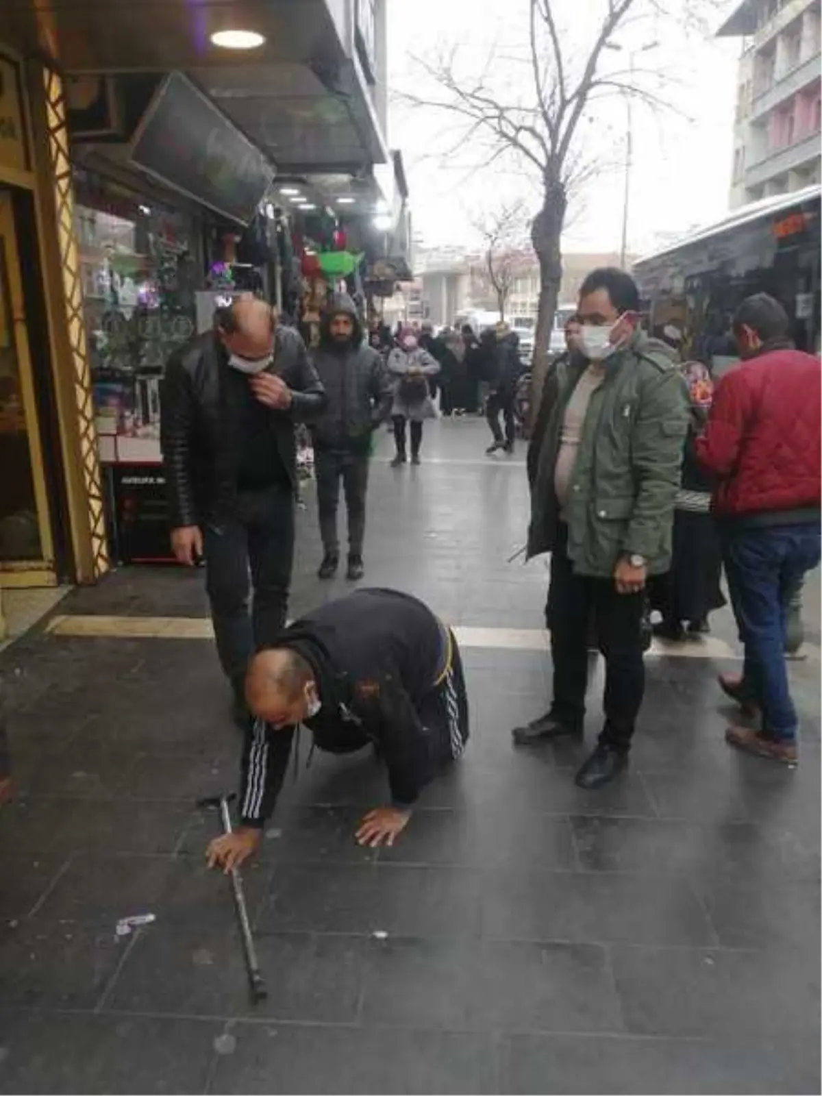 ENGELLİ GİBİ DAVRANAN DİLENCİ, ZABITAYI GÖRÜNCE AYAĞA KALKTI