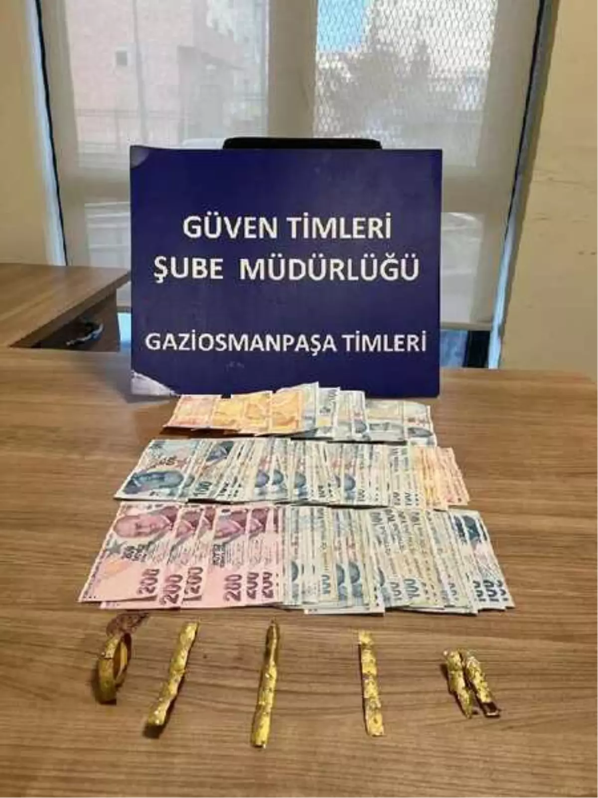 GAZİOSMANPAŞA\'DA KUYUMCULARI SAHTE ALTINLA DOLANDIRAN ŞÜPHELİ KAMERADA