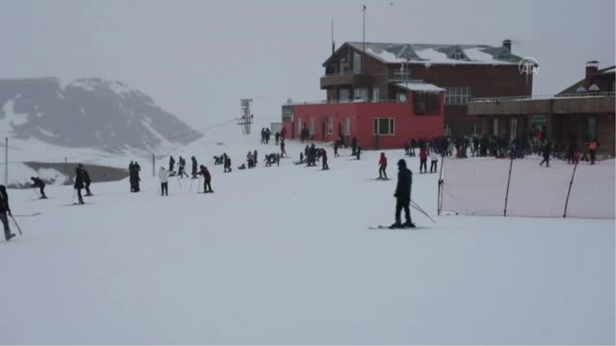 Hakkari\'deki kayak merkezi yerli ve yabancı turistleri ağırlıyor