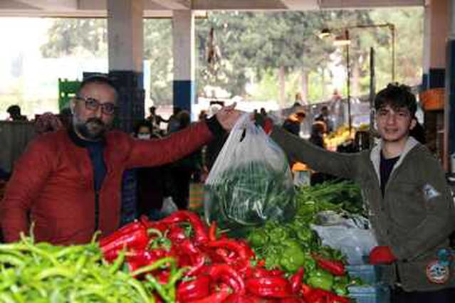 Halde 12, pazarda 15 TL olan patlıcan, Tarım Kredi Kooperatifi marketinde 19,90 TL