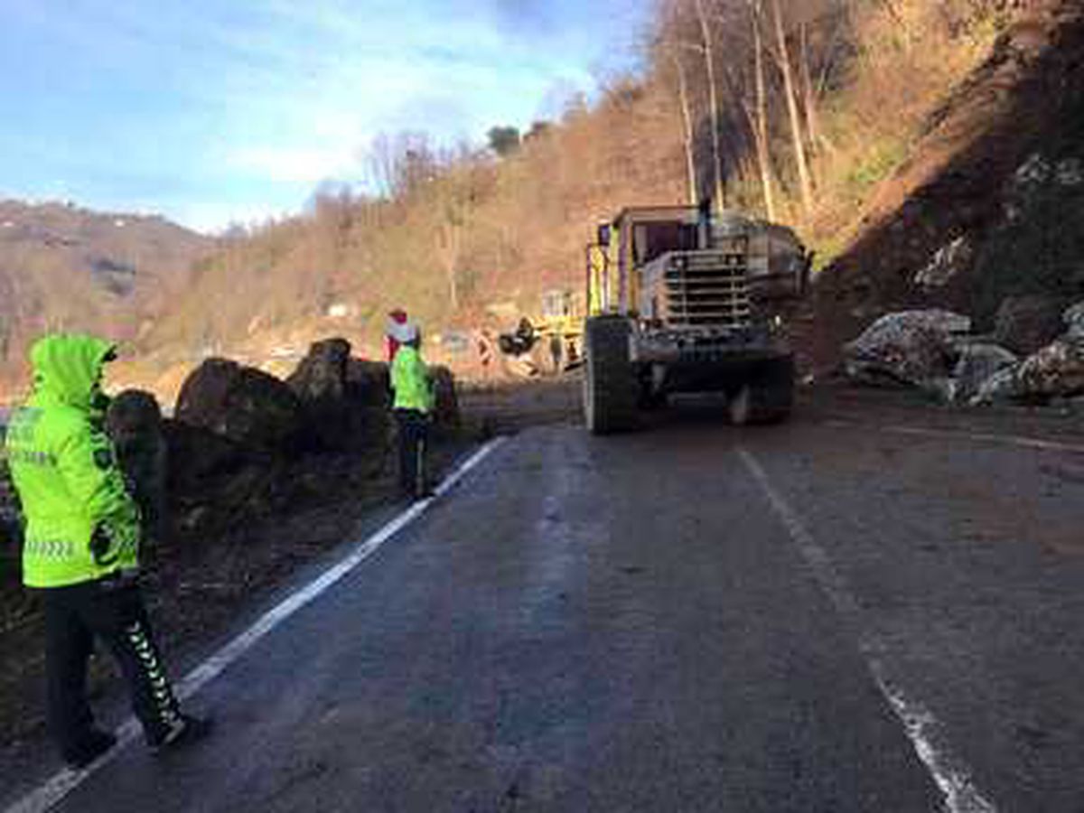 Heyelan nedeniyle kapanan yol ulaşıma açıldı