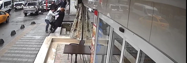 Son dakika haberleri... İstanbul'da kıskanç koca dehşeti kamerada: Yumrukladığı karısını merdivenlerden yuvarladı