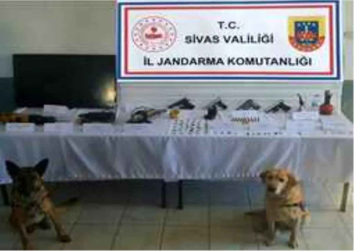 Jandarma\'dan uyuşturucuya darbe, 7 kişilik uyuşturucu şebekesi çökertildi