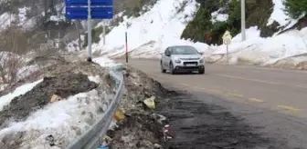 Kartepe piknikçileri, yolu çöplüğe çevirdi