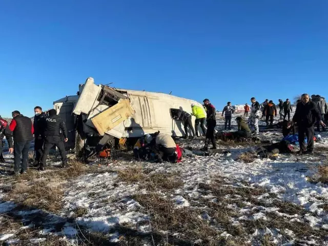 Kayseri'de öğrencileri taşıyan midibüs devrildi: 1 kişi öldü, çok sayıda yaralı var