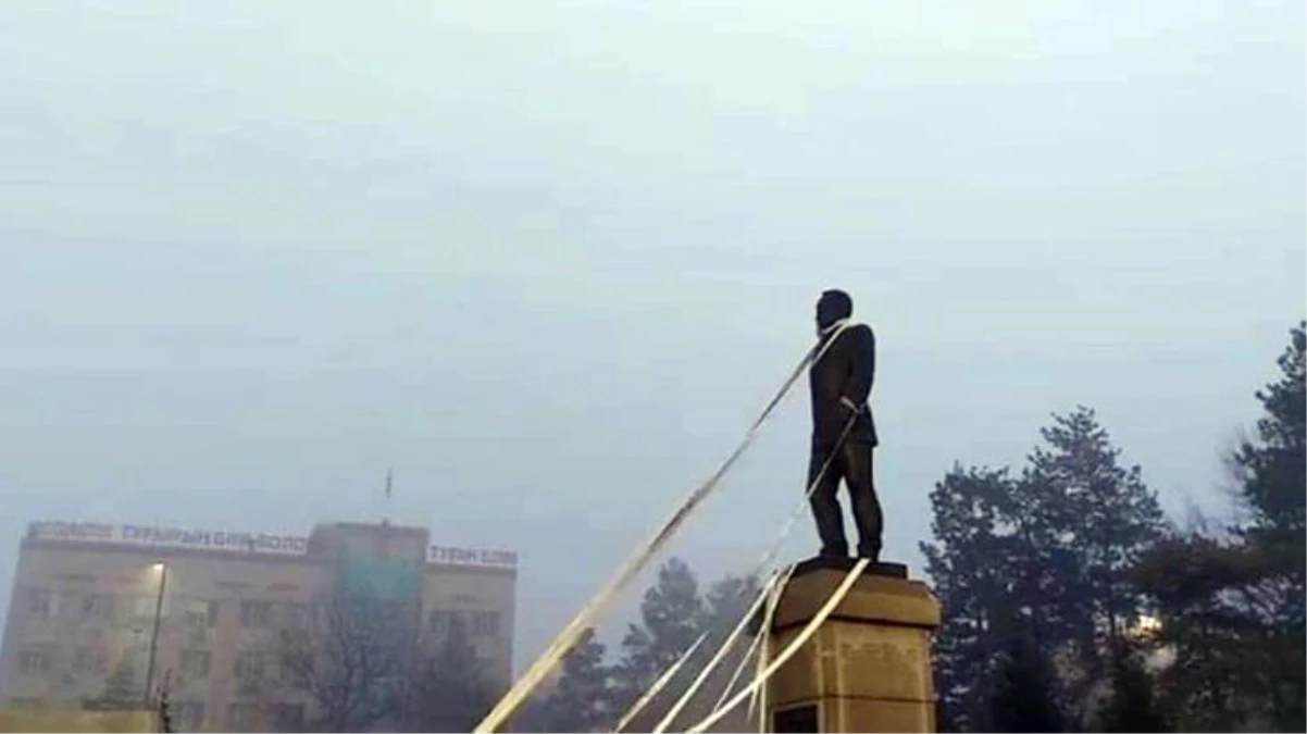 Kazakistan\'da protestocular Nazarbayev\'in heykelini yıkmaya çalıştı, bazı bölgelerde OHAL ilan edildi