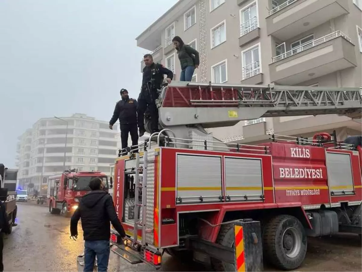 Ev yangınında 4 katlı bina itfaiye merdiveniyle boşaltıldı (2)