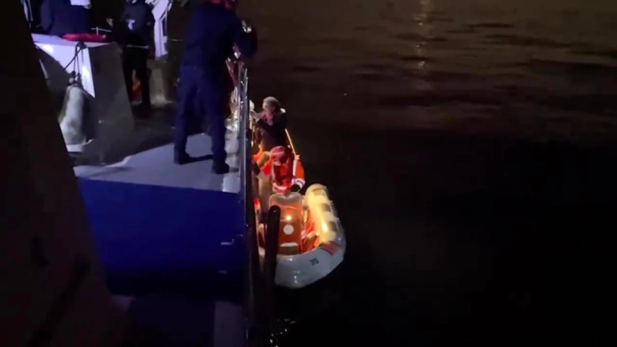 Kınalıada açıklarında karaya oturan teknedeki 5 kişiyi kurtarma operasyonu kamerada