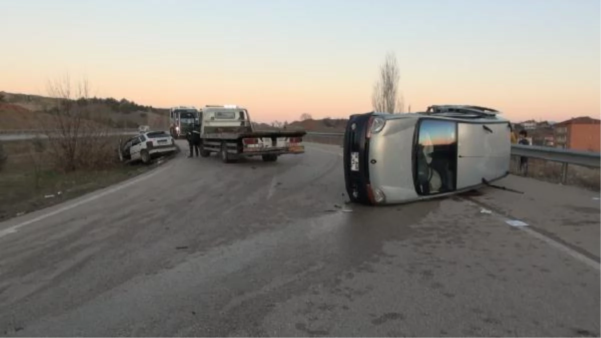 KIRIKKALE - Otomobille hafif ticari araç çarpıştı, 6 kişi yaralandı