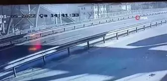 Kontrolden çıkan hafif ticari araç taklalar atarak durabildi...Feci kaza kamerada