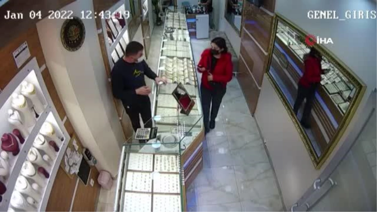 Kuyumculara sahte altın satan biri kadın 2 zanlı önce kameralara sonra polise yakalandı