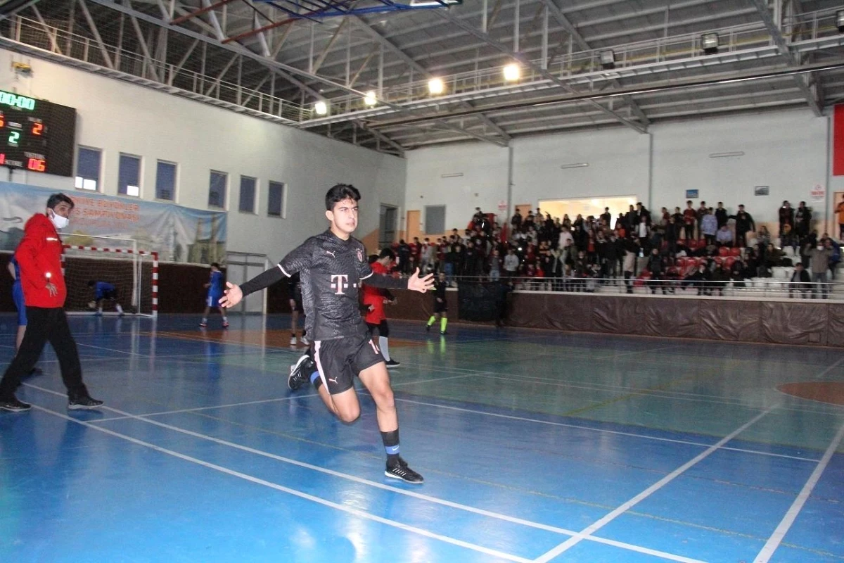 Son dakika! Liseli gençlerin futsal heyecanı