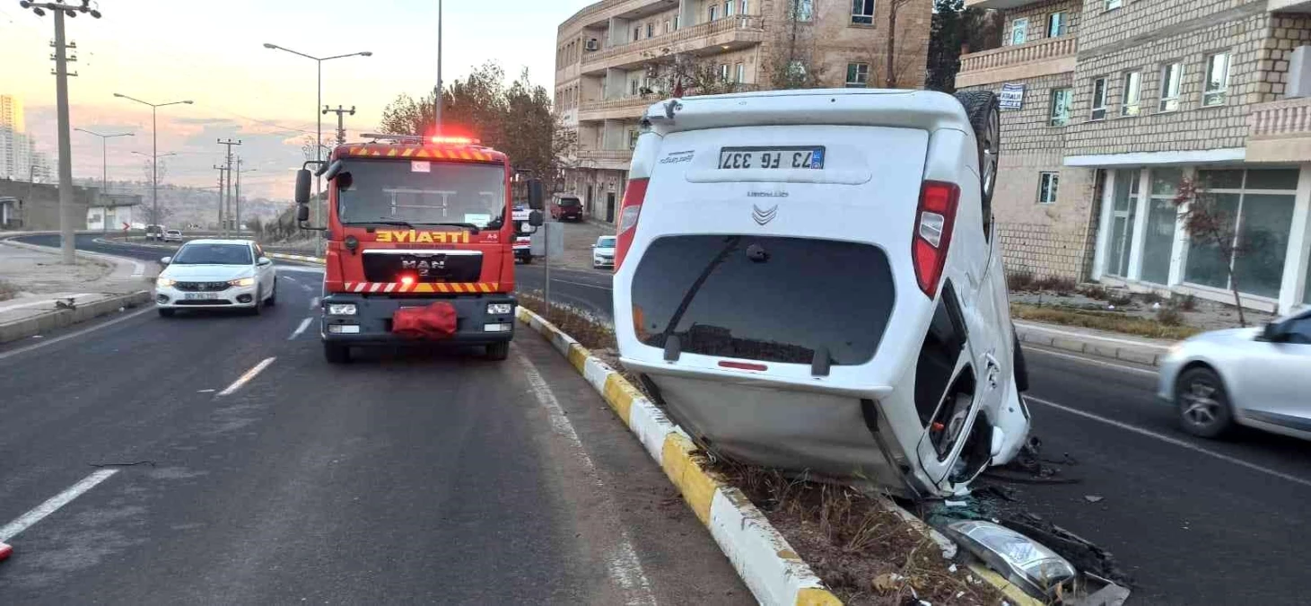 Mardin\'de hafif ticari araç takla attı: 2 yaralı