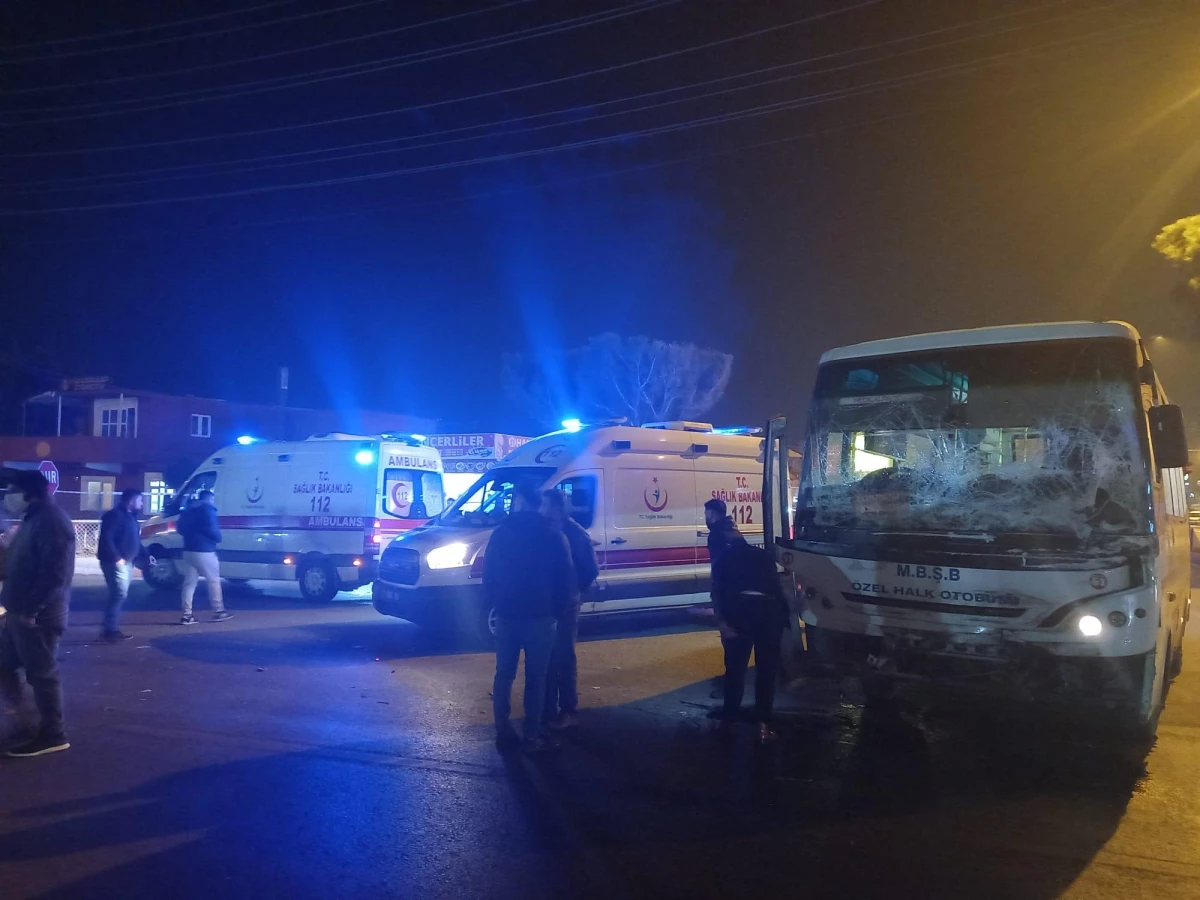 Mersin\'de kamyon ile halk otobüsü çarpıştı, 6 kişi yaralandı