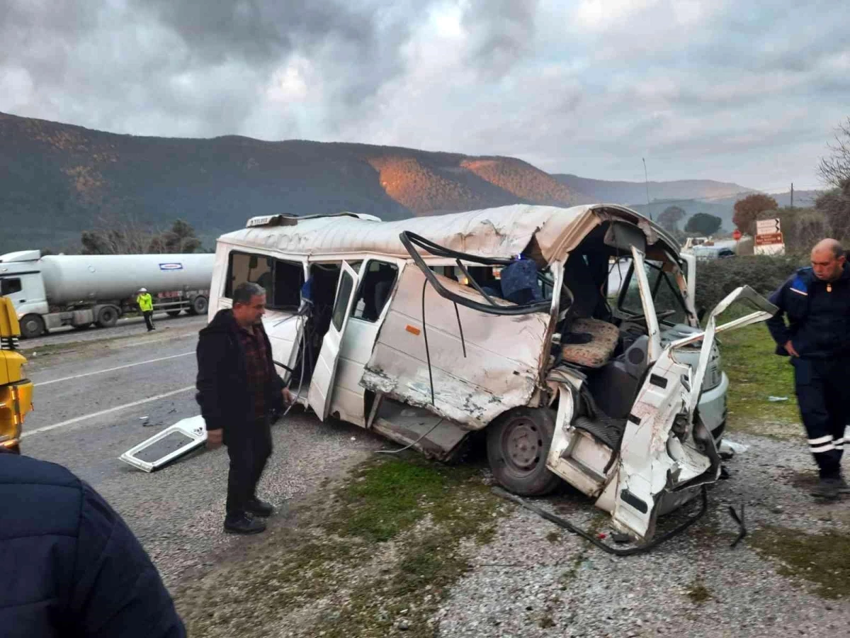 Öğrenci servisi tırla çarpıştı: 18 yaralı