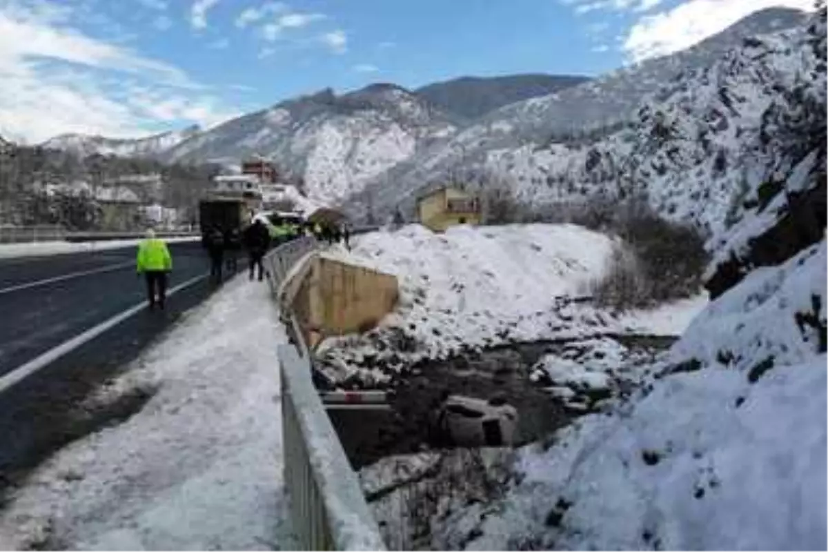 Otomobil köprüden Harşit Çayına uçtu: 1 yaralı