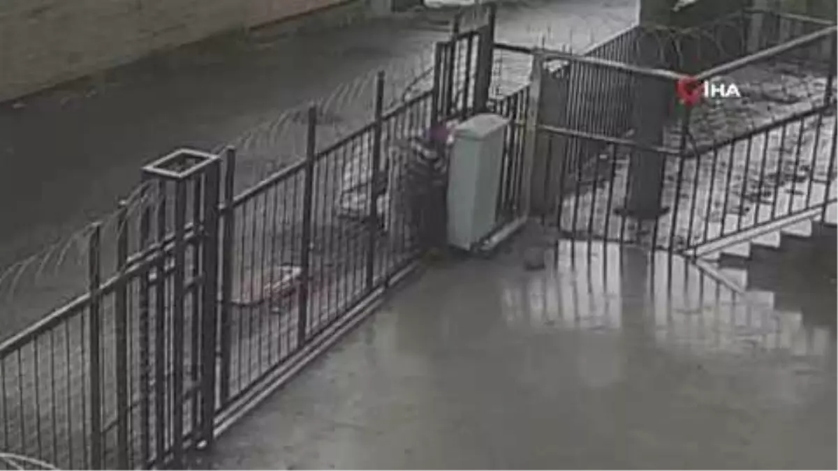 Pendik'te dikenli tellerin üzerinden atlayıp hırsızlık yapan kadın pes dedirtti