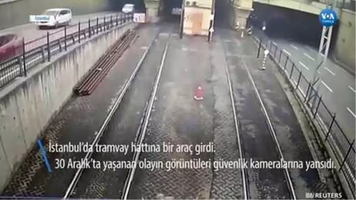 Tramvay Hattına Giren Araç Topkapı\'da Yolda Kaldı