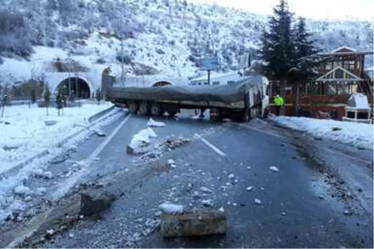 Son dakika haberi | Un yüklü tır buzlu yolda kaza yaptı: 1 yaralı