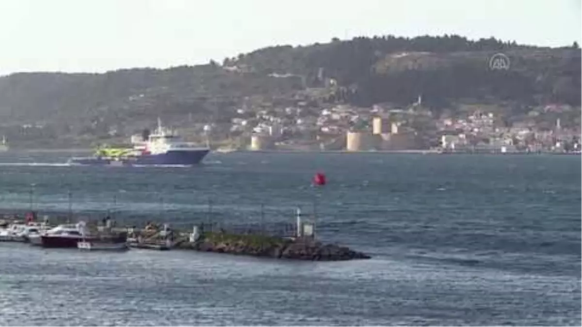 ÇANAKKALE - Rus Donanmasına ait gemi Çanakkale Boğazı\'ndan geçti