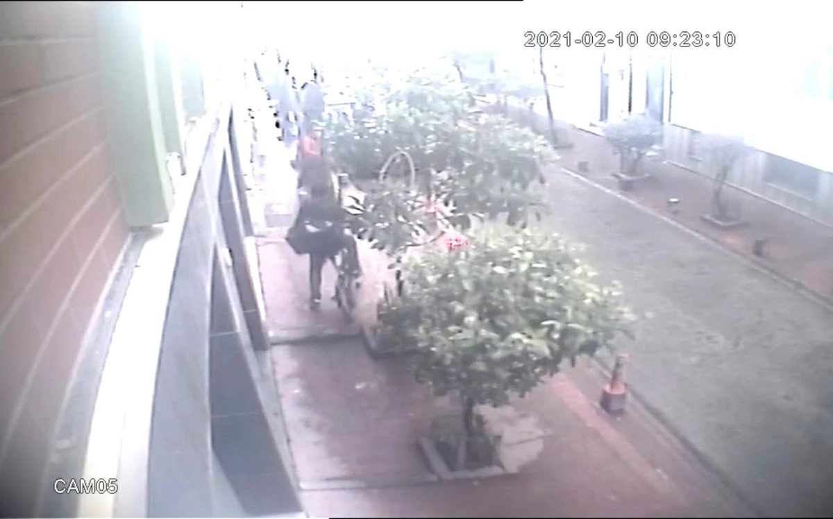 Son dakika haber! Cihangir\'de hırsızın rahatlığı kamerada: Evi soyup garajdan çaldığı bisikletle kaçtı
