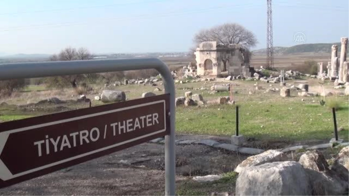 Çukurova\'nın Efes\'i Kastabala\'nın tiyatro alanında kabartma masklar bulundu