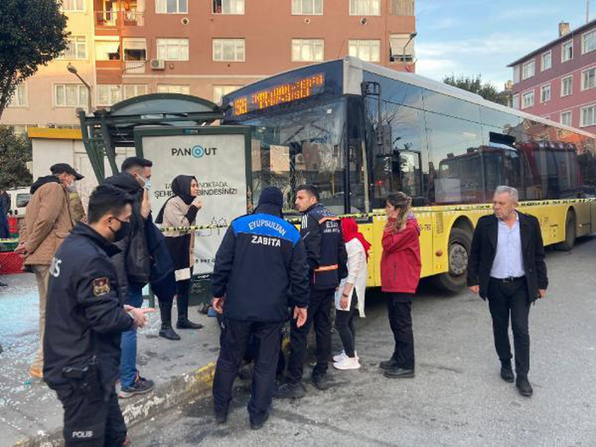 Eyüpsultan\'da İETT otobüsü durağa çarptı 3 yaralı -1