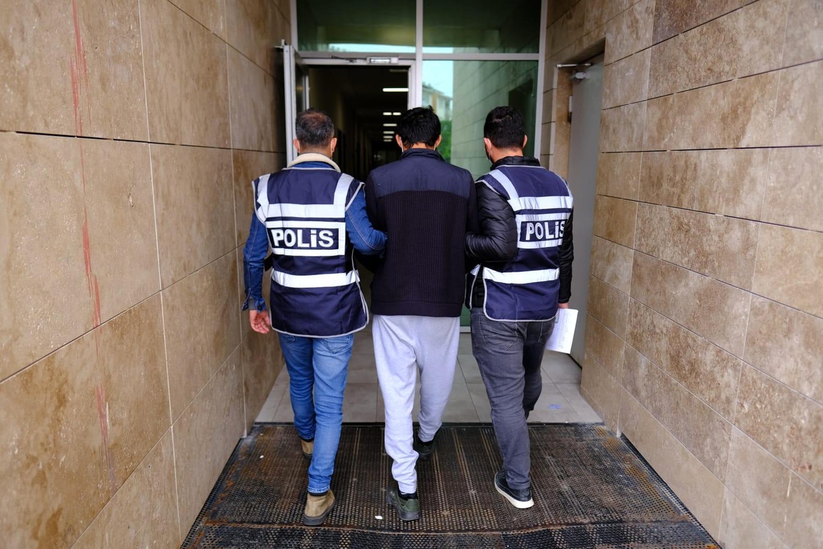 Hırsızlık suçundan aranan 4 şahıs yakalandı