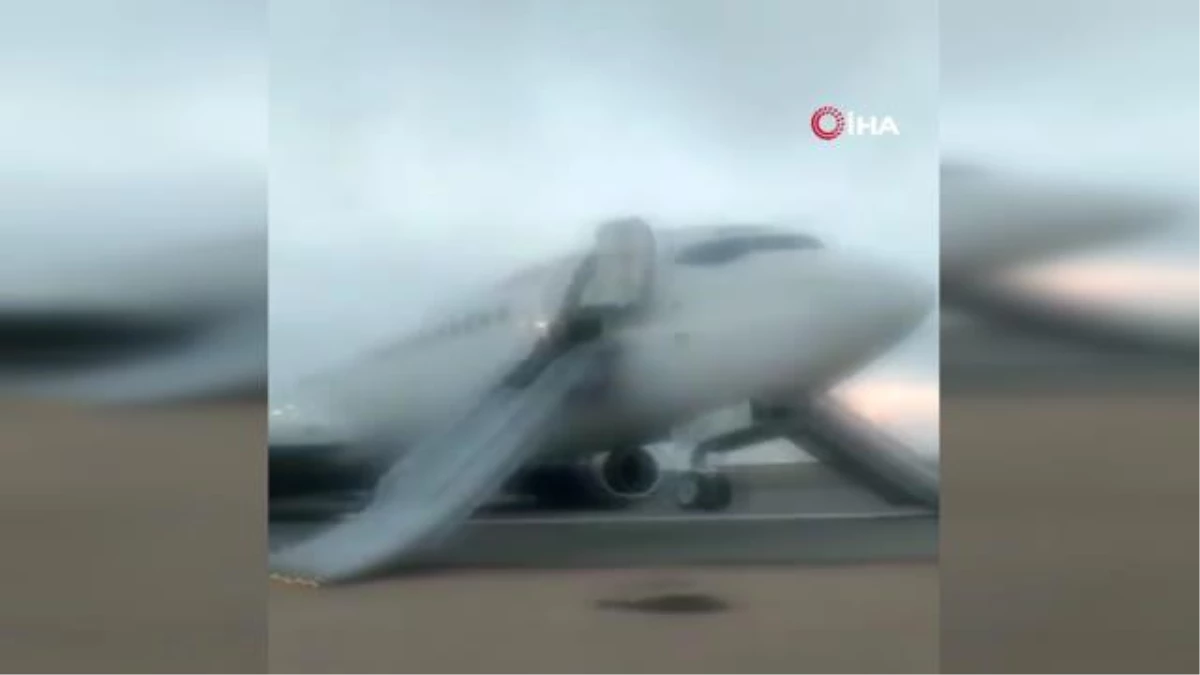 İran\'da yolcu uçağı pistten çıktı