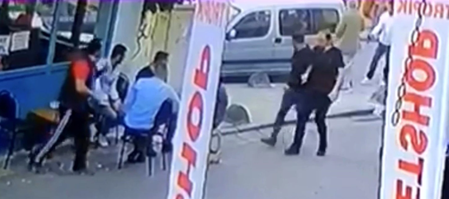 İstanbul\'da akıl almaz olay kamerada: Korkutmak için yere açtığı ateşle adamı vurdu