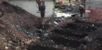 İyidere'de sel afetinde zarar gören binaların yıkımına başlandı