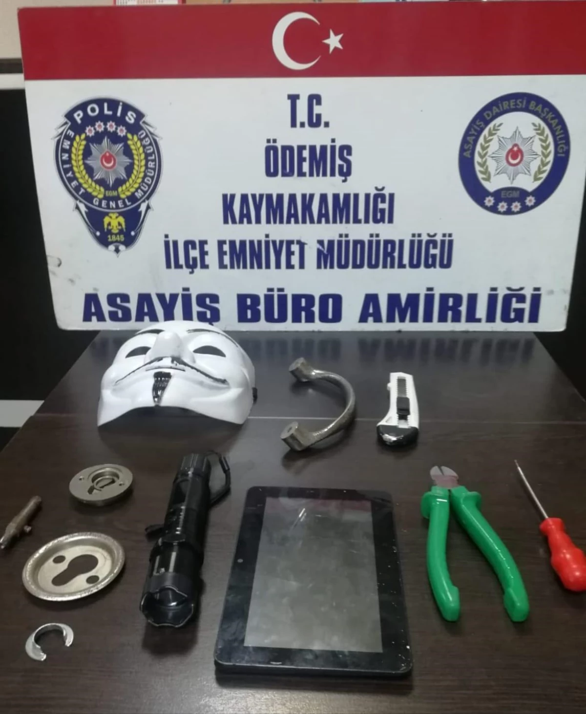 İzmir\'de evden hırsızlık yaparken yakalanan 3 kişi tutuklandı