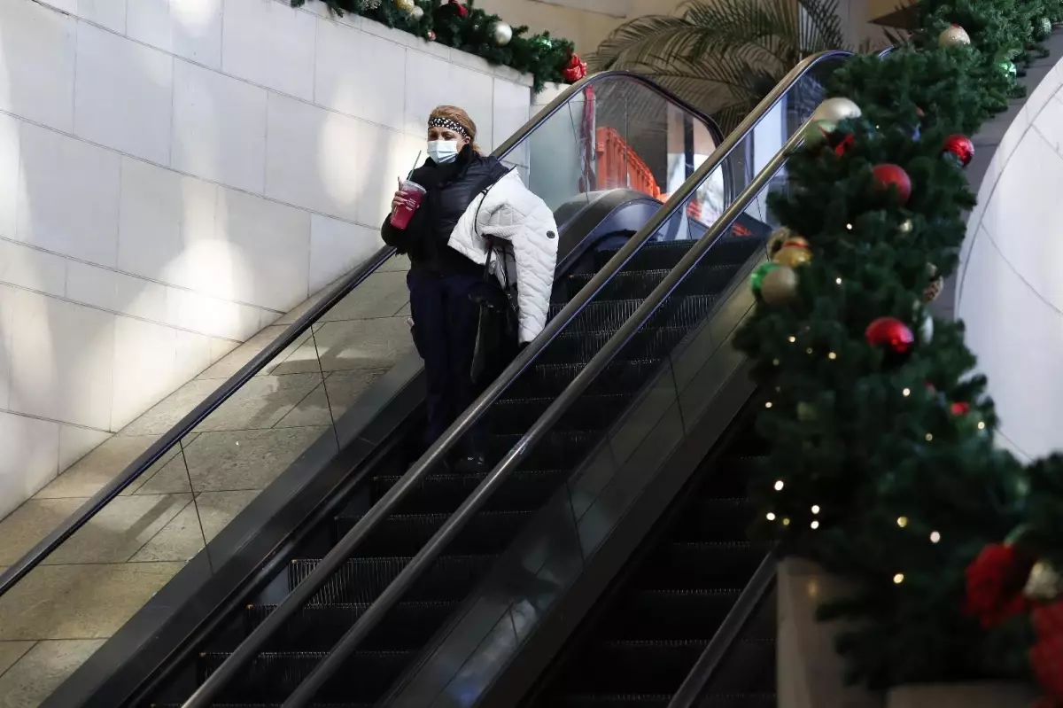 Kaliforniya\'da kapalı mekanlarda maske takma zorunluluğu bir ay daha uzatıldı