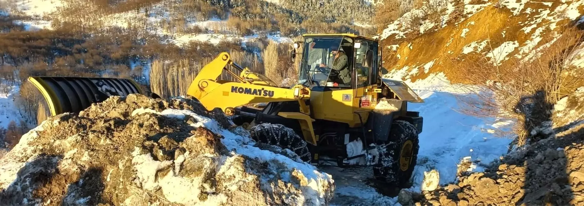 Kayalar köy yolunu kapattı, ekipler seferber oldu