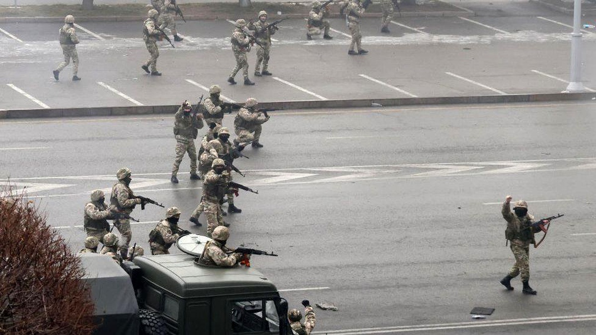 Protestoların büyüdüğü Kazakistan\'da cumhurbaşkanı hükümeti görevden aldı