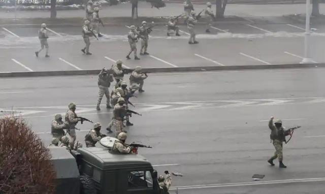 Kazakistan'dan iç savaş görüntüleri! Polisler saf değiştiriyor, zenginler kaçıyor!
