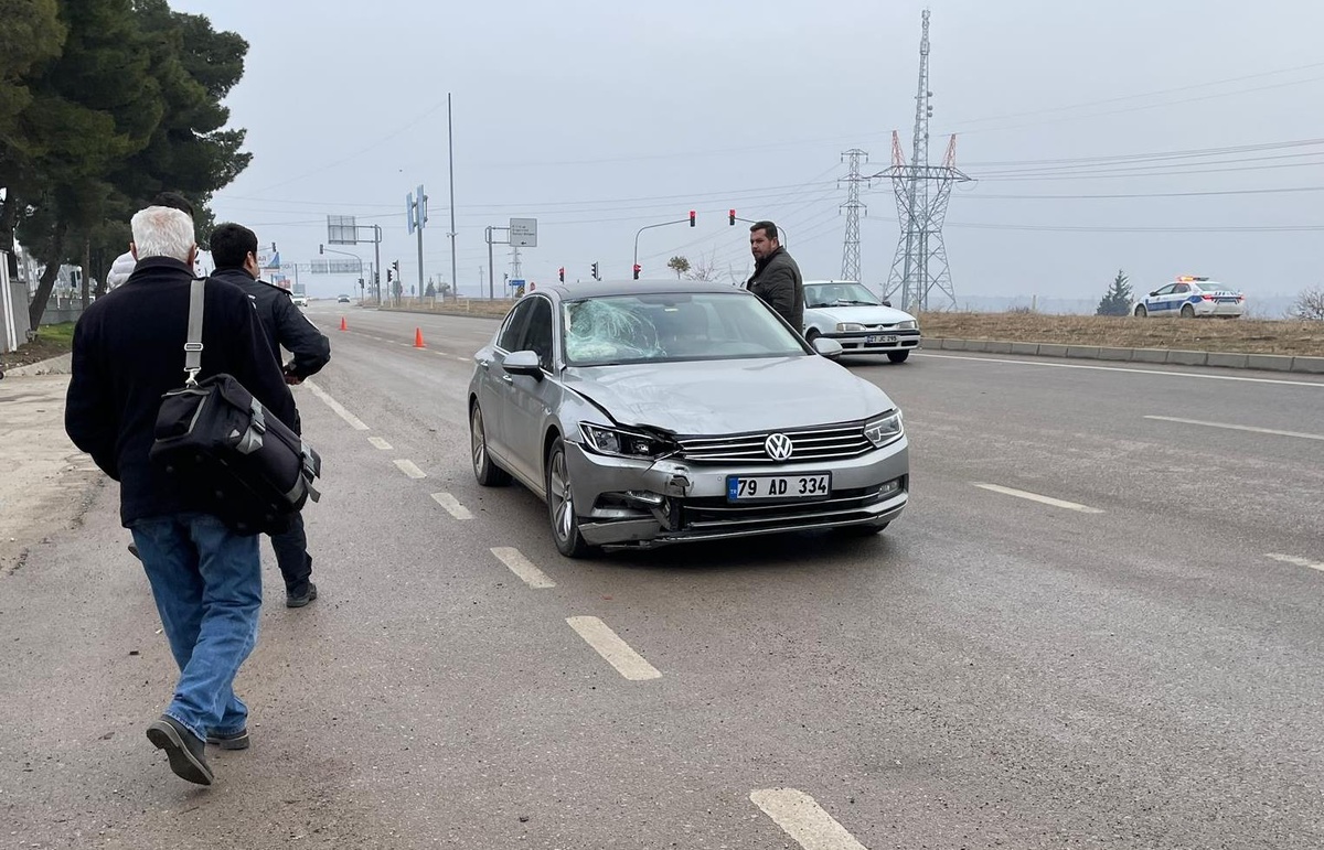Otomobilin çarptığı elektrikli bisikletteki 2 kişi yaralandı