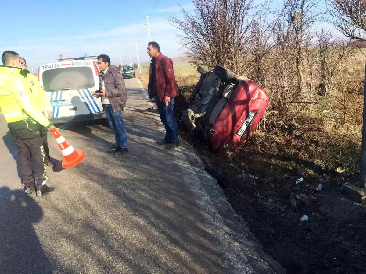 Konya\'da kontrolden çıkan otomobil devrildi: 4 yaralı