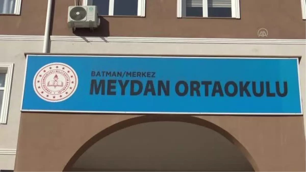 Öğrenciler fidan dikti