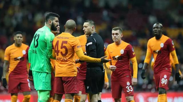 Olay hakem Zorbay Küçük ilk haftada maç aldı! Galatasaray taraftarları çılgına döndü