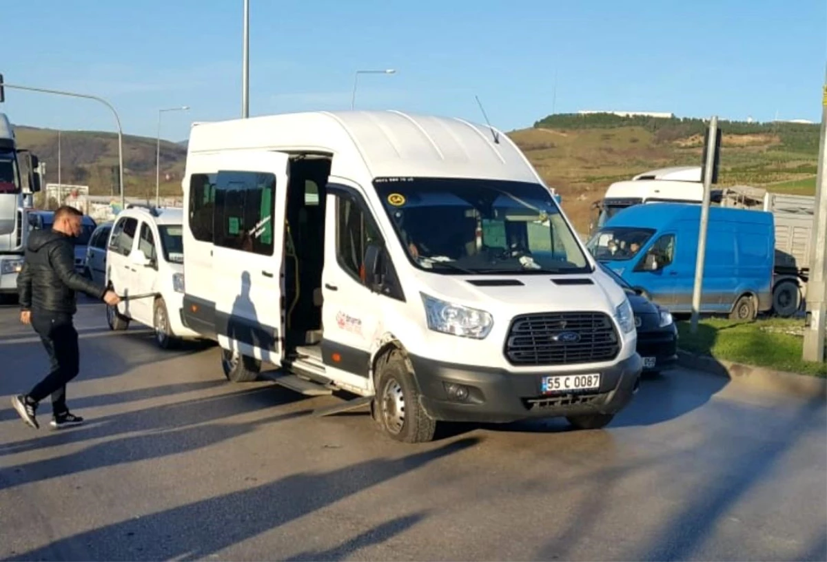 Samsun\'da otomobil ile öğrenci servis minibüsü çarpıştı: 2 yaralı
